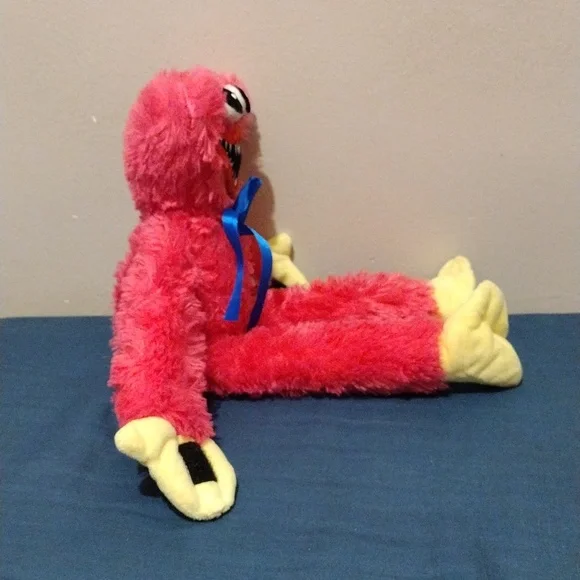 Poppy Playtime Kissy Missy Plushie - Picture 3 of 6